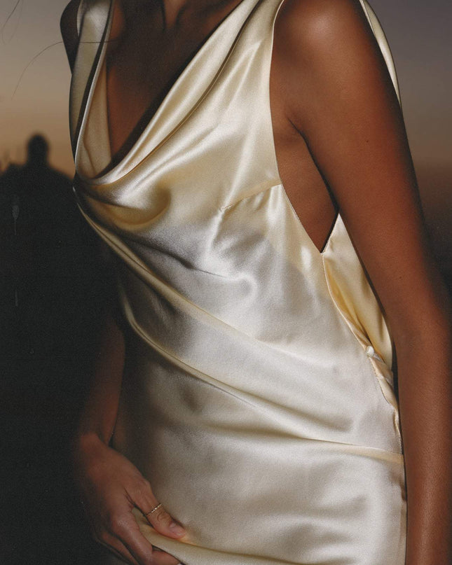 Persis Cowls Sırtı Açık Saten Uzun Elbise